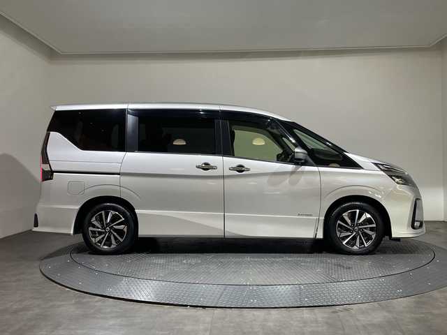 日産 セレナ ハイウェイスター V 愛媛県 2021(令3)年 3.7万km ブリリアントシルバー 純正10インチナビ/Bluetooth/フルセグ/USB/バックカメラ/プロパイロット/フリップダウンモニター/両側電動スライドドア/衝突被害軽減ブレーキ/レーンキープアシスト/前後コーナーセンサー/ブラインドスポットモニター/LEDヘッドライト/オートライト/ウォークスルー/プッシュスタート/電動格納ミラー/保証書