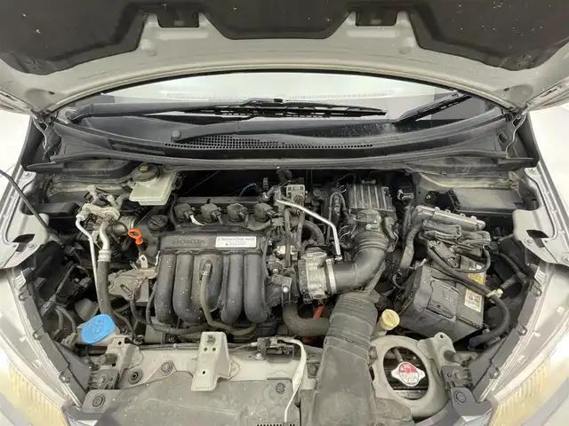 ホンダ フィット ハイブリット Lパッケージ 滋賀県 2013(平25)年 9.9万km ティンテッドシルバーM 純正SDナビ/【USB/Bluetooth/フルセグ】/クルーズコントロール/バックカメラ/LEDヘッドライト/オートライト/ビルトインETC/衝突軽減ブレーキ/プッシュスタート/スマートキー/ステアリングリモコン