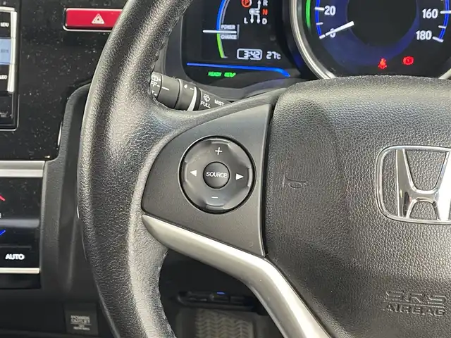 ホンダ フィット ハイブリット Lパッケージ 滋賀県 2013(平25)年 9.9万km ティンテッドシルバーM 純正SDナビ/【USB/Bluetooth/フルセグ】/クルーズコントロール/バックカメラ/LEDヘッドライト/オートライト/ビルトインETC/衝突軽減ブレーキ/プッシュスタート/スマートキー/ステアリングリモコン