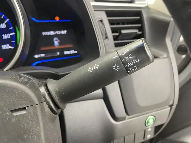 ホンダ フィット ハイブリット Lパッケージ 滋賀県 2013(平25)年 9.9万km ティンテッドシルバーM 純正SDナビ/【USB/Bluetooth/フルセグ】/クルーズコントロール/バックカメラ/LEDヘッドライト/オートライト/ビルトインETC/衝突軽減ブレーキ/プッシュスタート/スマートキー/ステアリングリモコン