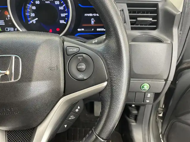 ホンダ フィット ハイブリット Lパッケージ 滋賀県 2013(平25)年 9.9万km ティンテッドシルバーM 純正SDナビ/【USB/Bluetooth/フルセグ】/クルーズコントロール/バックカメラ/LEDヘッドライト/オートライト/ビルトインETC/衝突軽減ブレーキ/プッシュスタート/スマートキー/ステアリングリモコン