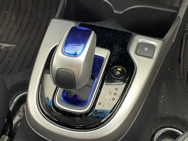 ホンダ フィット ハイブリット Lパッケージ 滋賀県 2013(平25)年 9.9万km ティンテッドシルバーM 純正SDナビ/【USB/Bluetooth/フルセグ】/クルーズコントロール/バックカメラ/LEDヘッドライト/オートライト/ビルトインETC/衝突軽減ブレーキ/プッシュスタート/スマートキー/ステアリングリモコン