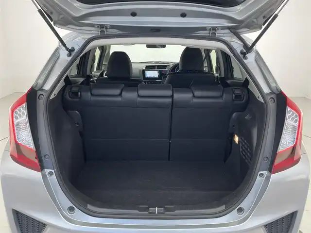 ホンダ フィット ハイブリット Lパッケージ 滋賀県 2013(平25)年 9.9万km ティンテッドシルバーM 純正SDナビ/【USB/Bluetooth/フルセグ】/クルーズコントロール/バックカメラ/LEDヘッドライト/オートライト/ビルトインETC/衝突軽減ブレーキ/プッシュスタート/スマートキー/ステアリングリモコン