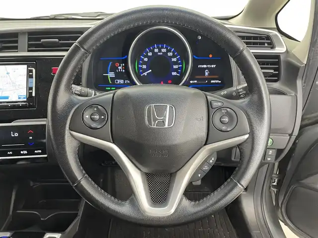 ホンダ フィット ハイブリット Lパッケージ 滋賀県 2013(平25)年 9.9万km ティンテッドシルバーM 純正SDナビ/【USB/Bluetooth/フルセグ】/クルーズコントロール/バックカメラ/LEDヘッドライト/オートライト/ビルトインETC/衝突軽減ブレーキ/プッシュスタート/スマートキー/ステアリングリモコン