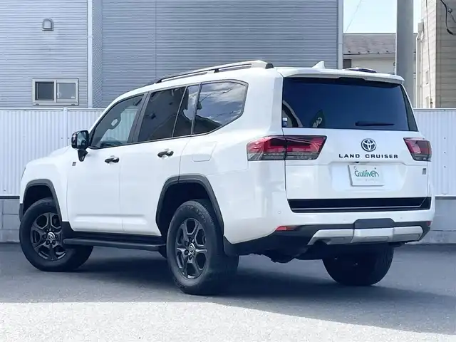 トヨタ ランドクルーザー GRスポーツ 栃木県 2024(令6)年 1.4万km プレシャスホワイトパール Toyota Safety Sense/・プリクラッシュセーフティ（歩行者［昼夜］・自転車運転者［昼］検知機能付衝突回避支援タイプ/ミリ波レーダー＋単眼カメラ方式）/・レーントレーシングアシスト［LTA］/・レーンディパーチャーアラート［LDA］/・ドライバー異常時対応システム/・レーダークルーズコントロール(全車速追従機能付)/・アダプティブハイビームアシスト［AHS］/・ロードサインアシスト［RSA］/・発進遅れ告知機能［TMN］/ブラインドスポットモニター［BSM］＋安心降車アシスト［SEA］＋後方車両接近告知＋周辺車両接近時サポート（通報提案機能）＋後方車両への接近警報＋セカンダリーコリジョンブレーキ（停車中後突対応）/パーキングサポートブレーキ/（前後方静止物・後方接近車両・後方歩行者）/パノラミックビューモニター（床下透過表示機能付）/マルチテレインモニター/電動デフロック/カラーヘッドアップディスプレイ/12.3インチHDディスプレイオーディオ（コネクティッドナビ対応）Plus/・TV（フルセグ）/・AppleCarPlay/AndroidAuto/・Bluetooth/JBLプレミアムサウンドシステム/（14スピーカー/12chオーディオアンプ）
