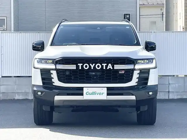 トヨタ ランドクルーザー GRスポーツ 栃木県 2024(令6)年 1.4万km プレシャスホワイトパール Toyota Safety Sense/・プリクラッシュセーフティ（歩行者［昼夜］・自転車運転者［昼］検知機能付衝突回避支援タイプ/ミリ波レーダー＋単眼カメラ方式）/・レーントレーシングアシスト［LTA］/・レーンディパーチャーアラート［LDA］/・ドライバー異常時対応システム/・レーダークルーズコントロール(全車速追従機能付)/・アダプティブハイビームアシスト［AHS］/・ロードサインアシスト［RSA］/・発進遅れ告知機能［TMN］/ブラインドスポットモニター［BSM］＋安心降車アシスト［SEA］＋後方車両接近告知＋周辺車両接近時サポート（通報提案機能）＋後方車両への接近警報＋セカンダリーコリジョンブレーキ（停車中後突対応）/パーキングサポートブレーキ/（前後方静止物・後方接近車両・後方歩行者）/パノラミックビューモニター（床下透過表示機能付）/マルチテレインモニター/電動デフロック/カラーヘッドアップディスプレイ/12.3インチHDディスプレイオーディオ（コネクティッドナビ対応）Plus/・TV（フルセグ）/・AppleCarPlay/AndroidAuto/・Bluetooth/JBLプレミアムサウンドシステム/（14スピーカー/12chオーディオアンプ）