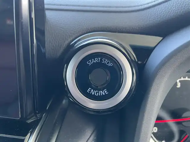 トヨタ ランドクルーザー GRスポーツ 栃木県 2024(令6)年 1.4万km プレシャスホワイトパール Toyota Safety Sense/・プリクラッシュセーフティ（歩行者［昼夜］・自転車運転者［昼］検知機能付衝突回避支援タイプ/ミリ波レーダー＋単眼カメラ方式）/・レーントレーシングアシスト［LTA］/・レーンディパーチャーアラート［LDA］/・ドライバー異常時対応システム/・レーダークルーズコントロール(全車速追従機能付)/・アダプティブハイビームアシスト［AHS］/・ロードサインアシスト［RSA］/・発進遅れ告知機能［TMN］/ブラインドスポットモニター［BSM］＋安心降車アシスト［SEA］＋後方車両接近告知＋周辺車両接近時サポート（通報提案機能）＋後方車両への接近警報＋セカンダリーコリジョンブレーキ（停車中後突対応）/パーキングサポートブレーキ/（前後方静止物・後方接近車両・後方歩行者）/パノラミックビューモニター（床下透過表示機能付）/マルチテレインモニター/電動デフロック/カラーヘッドアップディスプレイ/12.3インチHDディスプレイオーディオ（コネクティッドナビ対応）Plus/・TV（フルセグ）/・AppleCarPlay/AndroidAuto/・Bluetooth/JBLプレミアムサウンドシステム/（14スピーカー/12chオーディオアンプ）