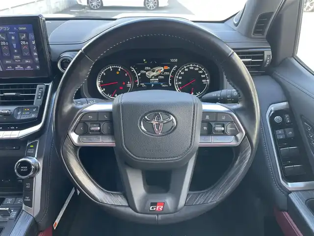 トヨタ ランドクルーザー GRスポーツ 栃木県 2024(令6)年 1.4万km プレシャスホワイトパール Toyota Safety Sense/・プリクラッシュセーフティ（歩行者［昼夜］・自転車運転者［昼］検知機能付衝突回避支援タイプ/ミリ波レーダー＋単眼カメラ方式）/・レーントレーシングアシスト［LTA］/・レーンディパーチャーアラート［LDA］/・ドライバー異常時対応システム/・レーダークルーズコントロール(全車速追従機能付)/・アダプティブハイビームアシスト［AHS］/・ロードサインアシスト［RSA］/・発進遅れ告知機能［TMN］/ブラインドスポットモニター［BSM］＋安心降車アシスト［SEA］＋後方車両接近告知＋周辺車両接近時サポート（通報提案機能）＋後方車両への接近警報＋セカンダリーコリジョンブレーキ（停車中後突対応）/パーキングサポートブレーキ/（前後方静止物・後方接近車両・後方歩行者）/パノラミックビューモニター（床下透過表示機能付）/マルチテレインモニター/電動デフロック/カラーヘッドアップディスプレイ/12.3インチHDディスプレイオーディオ（コネクティッドナビ対応）Plus/・TV（フルセグ）/・AppleCarPlay/AndroidAuto/・Bluetooth/JBLプレミアムサウンドシステム/（14スピーカー/12chオーディオアンプ）