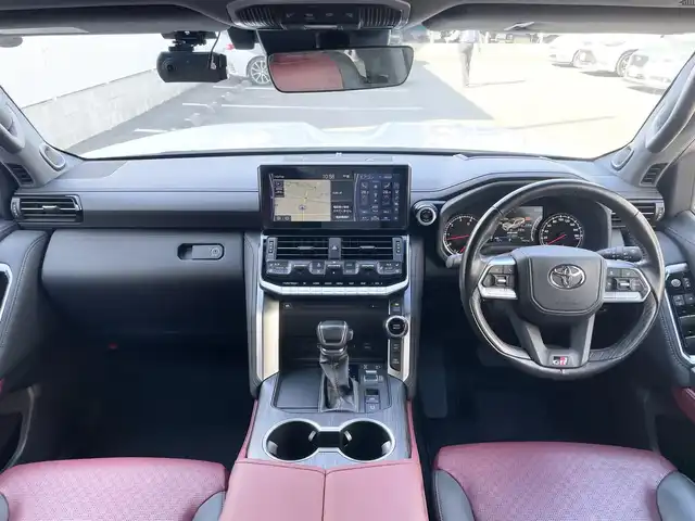 トヨタ ランドクルーザー GRスポーツ 栃木県 2024(令6)年 1.4万km プレシャスホワイトパール Toyota Safety Sense/・プリクラッシュセーフティ（歩行者［昼夜］・自転車運転者［昼］検知機能付衝突回避支援タイプ/ミリ波レーダー＋単眼カメラ方式）/・レーントレーシングアシスト［LTA］/・レーンディパーチャーアラート［LDA］/・ドライバー異常時対応システム/・レーダークルーズコントロール(全車速追従機能付)/・アダプティブハイビームアシスト［AHS］/・ロードサインアシスト［RSA］/・発進遅れ告知機能［TMN］/ブラインドスポットモニター［BSM］＋安心降車アシスト［SEA］＋後方車両接近告知＋周辺車両接近時サポート（通報提案機能）＋後方車両への接近警報＋セカンダリーコリジョンブレーキ（停車中後突対応）/パーキングサポートブレーキ/（前後方静止物・後方接近車両・後方歩行者）/パノラミックビューモニター（床下透過表示機能付）/マルチテレインモニター/電動デフロック/カラーヘッドアップディスプレイ/12.3インチHDディスプレイオーディオ（コネクティッドナビ対応）Plus/・TV（フルセグ）/・AppleCarPlay/AndroidAuto/・Bluetooth/JBLプレミアムサウンドシステム/（14スピーカー/12chオーディオアンプ）