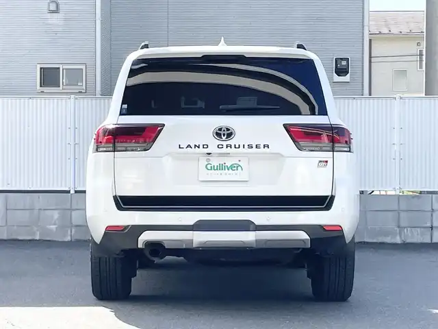 トヨタ ランドクルーザー GRスポーツ 栃木県 2024(令6)年 1.4万km プレシャスホワイトパール Toyota Safety Sense/・プリクラッシュセーフティ（歩行者［昼夜］・自転車運転者［昼］検知機能付衝突回避支援タイプ/ミリ波レーダー＋単眼カメラ方式）/・レーントレーシングアシスト［LTA］/・レーンディパーチャーアラート［LDA］/・ドライバー異常時対応システム/・レーダークルーズコントロール(全車速追従機能付)/・アダプティブハイビームアシスト［AHS］/・ロードサインアシスト［RSA］/・発進遅れ告知機能［TMN］/ブラインドスポットモニター［BSM］＋安心降車アシスト［SEA］＋後方車両接近告知＋周辺車両接近時サポート（通報提案機能）＋後方車両への接近警報＋セカンダリーコリジョンブレーキ（停車中後突対応）/パーキングサポートブレーキ/（前後方静止物・後方接近車両・後方歩行者）/パノラミックビューモニター（床下透過表示機能付）/マルチテレインモニター/電動デフロック/カラーヘッドアップディスプレイ/12.3インチHDディスプレイオーディオ（コネクティッドナビ対応）Plus/・TV（フルセグ）/・AppleCarPlay/AndroidAuto/・Bluetooth/JBLプレミアムサウンドシステム/（14スピーカー/12chオーディオアンプ）