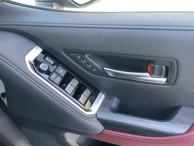 トヨタ ランドクルーザー GRスポーツ 栃木県 2024(令6)年 1.4万km プレシャスホワイトパール Toyota Safety Sense/・プリクラッシュセーフティ（歩行者［昼夜］・自転車運転者［昼］検知機能付衝突回避支援タイプ/ミリ波レーダー＋単眼カメラ方式）/・レーントレーシングアシスト［LTA］/・レーンディパーチャーアラート［LDA］/・ドライバー異常時対応システム/・レーダークルーズコントロール(全車速追従機能付)/・アダプティブハイビームアシスト［AHS］/・ロードサインアシスト［RSA］/・発進遅れ告知機能［TMN］/ブラインドスポットモニター［BSM］＋安心降車アシスト［SEA］＋後方車両接近告知＋周辺車両接近時サポート（通報提案機能）＋後方車両への接近警報＋セカンダリーコリジョンブレーキ（停車中後突対応）/パーキングサポートブレーキ/（前後方静止物・後方接近車両・後方歩行者）/パノラミックビューモニター（床下透過表示機能付）/マルチテレインモニター/電動デフロック/カラーヘッドアップディスプレイ/12.3インチHDディスプレイオーディオ（コネクティッドナビ対応）Plus/・TV（フルセグ）/・AppleCarPlay/AndroidAuto/・Bluetooth/JBLプレミアムサウンドシステム/（14スピーカー/12chオーディオアンプ）