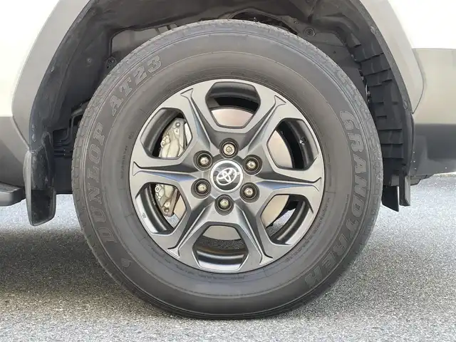 トヨタ ランドクルーザー GRスポーツ 栃木県 2024(令6)年 1.4万km プレシャスホワイトパール Toyota Safety Sense/・プリクラッシュセーフティ（歩行者［昼夜］・自転車運転者［昼］検知機能付衝突回避支援タイプ/ミリ波レーダー＋単眼カメラ方式）/・レーントレーシングアシスト［LTA］/・レーンディパーチャーアラート［LDA］/・ドライバー異常時対応システム/・レーダークルーズコントロール(全車速追従機能付)/・アダプティブハイビームアシスト［AHS］/・ロードサインアシスト［RSA］/・発進遅れ告知機能［TMN］/ブラインドスポットモニター［BSM］＋安心降車アシスト［SEA］＋後方車両接近告知＋周辺車両接近時サポート（通報提案機能）＋後方車両への接近警報＋セカンダリーコリジョンブレーキ（停車中後突対応）/パーキングサポートブレーキ/（前後方静止物・後方接近車両・後方歩行者）/パノラミックビューモニター（床下透過表示機能付）/マルチテレインモニター/電動デフロック/カラーヘッドアップディスプレイ/12.3インチHDディスプレイオーディオ（コネクティッドナビ対応）Plus/・TV（フルセグ）/・AppleCarPlay/AndroidAuto/・Bluetooth/JBLプレミアムサウンドシステム/（14スピーカー/12chオーディオアンプ）
