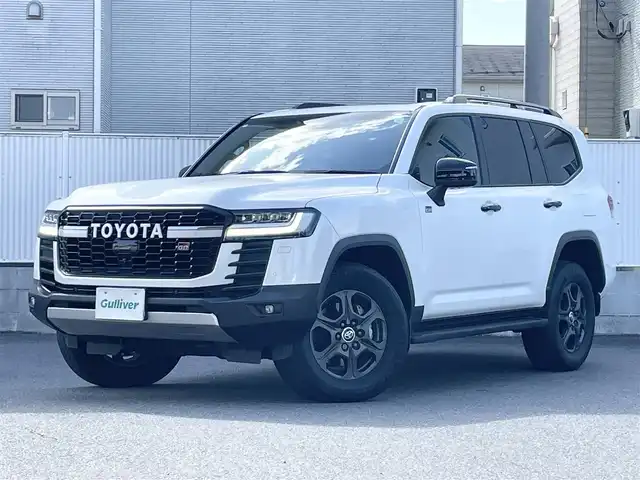 トヨタ ランドクルーザー GRスポーツ 栃木県 2024(令6)年 1.4万km プレシャスホワイトパール Toyota Safety Sense/・プリクラッシュセーフティ（歩行者［昼夜］・自転車運転者［昼］検知機能付衝突回避支援タイプ/ミリ波レーダー＋単眼カメラ方式）/・レーントレーシングアシスト［LTA］/・レーンディパーチャーアラート［LDA］/・ドライバー異常時対応システム/・レーダークルーズコントロール(全車速追従機能付)/・アダプティブハイビームアシスト［AHS］/・ロードサインアシスト［RSA］/・発進遅れ告知機能［TMN］/ブラインドスポットモニター［BSM］＋安心降車アシスト［SEA］＋後方車両接近告知＋周辺車両接近時サポート（通報提案機能）＋後方車両への接近警報＋セカンダリーコリジョンブレーキ（停車中後突対応）/パーキングサポートブレーキ/（前後方静止物・後方接近車両・後方歩行者）/パノラミックビューモニター（床下透過表示機能付）/マルチテレインモニター/電動デフロック/カラーヘッドアップディスプレイ/12.3インチHDディスプレイオーディオ（コネクティッドナビ対応）Plus/・TV（フルセグ）/・AppleCarPlay/AndroidAuto/・Bluetooth/JBLプレミアムサウンドシステム/（14スピーカー/12chオーディオアンプ）