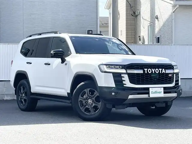 トヨタ ランドクルーザー GRスポーツ 栃木県 2024(令6)年 1.4万km プレシャスホワイトパール Toyota Safety Sense/・プリクラッシュセーフティ（歩行者［昼夜］・自転車運転者［昼］検知機能付衝突回避支援タイプ/ミリ波レーダー＋単眼カメラ方式）/・レーントレーシングアシスト［LTA］/・レーンディパーチャーアラート［LDA］/・ドライバー異常時対応システム/・レーダークルーズコントロール(全車速追従機能付)/・アダプティブハイビームアシスト［AHS］/・ロードサインアシスト［RSA］/・発進遅れ告知機能［TMN］/ブラインドスポットモニター［BSM］＋安心降車アシスト［SEA］＋後方車両接近告知＋周辺車両接近時サポート（通報提案機能）＋後方車両への接近警報＋セカンダリーコリジョンブレーキ（停車中後突対応）/パーキングサポートブレーキ/（前後方静止物・後方接近車両・後方歩行者）/パノラミックビューモニター（床下透過表示機能付）/マルチテレインモニター/電動デフロック/カラーヘッドアップディスプレイ/12.3インチHDディスプレイオーディオ（コネクティッドナビ対応）Plus/・TV（フルセグ）/・AppleCarPlay/AndroidAuto/・Bluetooth/JBLプレミアムサウンドシステム/（14スピーカー/12chオーディオアンプ）