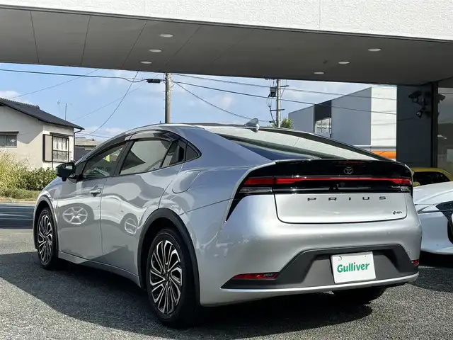 トヨタ プリウス X 熊本県 2024(令6)年 1.2万km シルバーメタリック ワンオーナー/モデリスタ17インチAW/社外ナビ(CN-HE02WD)/【フルセグTV/Bluetooth/CD/DVD】/バックカメラ/デジタルインナーミラー/ドライブレコーダー/コーナーセンサー/レーダークルーズコントロール/レーンキープアシスト/ブレーキホールド/LEDオートライト/ウィンカーミラー/プッシュスタート/ステアリングスイッチ/純正フロアマット/純正ドアバイザー/横滑り防止/盗難防止装置/保証書/取扱説明書
