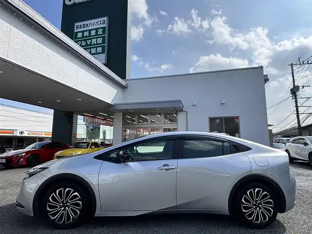 トヨタ プリウス X 熊本県 2024(令6)年 1.2万km シルバーメタリック ワンオーナー/モデリスタ17インチAW/社外ナビ(CN-HE02WD)/【フルセグTV/Bluetooth/CD/DVD】/バックカメラ/デジタルインナーミラー/ドライブレコーダー/コーナーセンサー/レーダークルーズコントロール/レーンキープアシスト/ブレーキホールド/LEDオートライト/ウィンカーミラー/プッシュスタート/ステアリングスイッチ/純正フロアマット/純正ドアバイザー/横滑り防止/盗難防止装置/保証書/取扱説明書