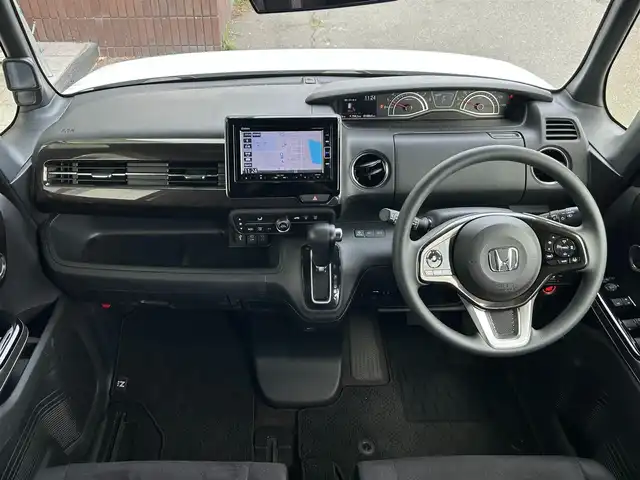 ホンダ Ｎ ＢＯＸ カスタム G EX ホンダセンシング 静岡県 2019(令1)年 1.9万km プラチナホワイトパール ホンダセンシング/・衝突軽減ブレーキ/・誤発進抑制機能/・アダクティブクルーズコントロール/・歩行者事故低減ステアリング/・先行車発進お知らせ機能/・車線維持支援システム/・オートハイビーム/・標識認識機能/・路外逸脱抑制機能/純正SDナビ/（FM/AM/CD/DVD/Bluetooth）/プッシュスタート/片側電動スライドドア/バックカメラ/オートライト/オートハイビーム/ビルトインETC/純正14AW/LEDヘッドライト/ウィンカーミラー/電動格納ミラー