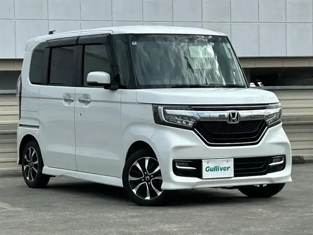ホンダ Ｎ ＢＯＸ カスタム G EX ホンダセンシング 静岡県 2019(令1)年 1.9万km プラチナホワイトパール ホンダセンシング/・衝突軽減ブレーキ/・誤発進抑制機能/・アダクティブクルーズコントロール/・歩行者事故低減ステアリング/・先行車発進お知らせ機能/・車線維持支援システム/・オートハイビーム/・標識認識機能/・路外逸脱抑制機能/純正SDナビ/（FM/AM/CD/DVD/Bluetooth）/プッシュスタート/片側電動スライドドア/バックカメラ/オートライト/オートハイビーム/ビルトインETC/純正14AW/LEDヘッドライト/ウィンカーミラー/電動格納ミラー