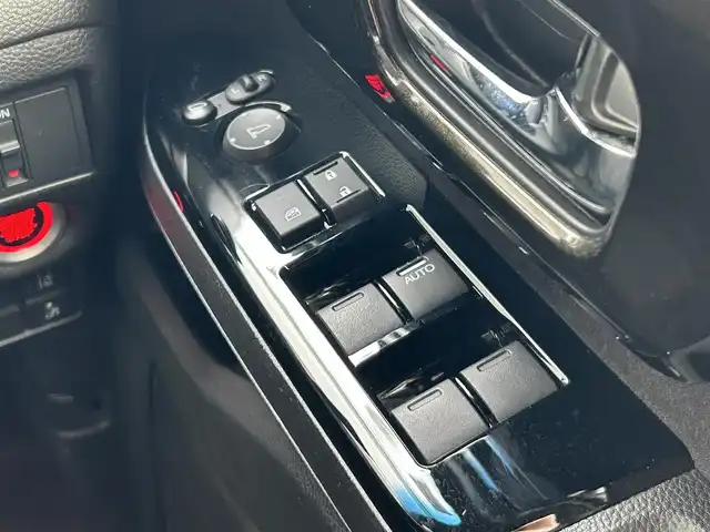 ホンダ Ｎ ＢＯＸ カスタム G EX ホンダセンシング 静岡県 2019(令1)年 1.9万km プラチナホワイトパール ホンダセンシング/・衝突軽減ブレーキ/・誤発進抑制機能/・アダクティブクルーズコントロール/・歩行者事故低減ステアリング/・先行車発進お知らせ機能/・車線維持支援システム/・オートハイビーム/・標識認識機能/・路外逸脱抑制機能/純正SDナビ/（FM/AM/CD/DVD/Bluetooth）/プッシュスタート/片側電動スライドドア/バックカメラ/オートライト/オートハイビーム/ビルトインETC/純正14AW/LEDヘッドライト/ウィンカーミラー/電動格納ミラー