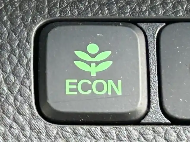 ホンダ Ｎ ＢＯＸ カスタム G EX ホンダセンシング 静岡県 2019(令1)年 1.9万km プラチナホワイトパール ホンダセンシング/・衝突軽減ブレーキ/・誤発進抑制機能/・アダクティブクルーズコントロール/・歩行者事故低減ステアリング/・先行車発進お知らせ機能/・車線維持支援システム/・オートハイビーム/・標識認識機能/・路外逸脱抑制機能/純正SDナビ/（FM/AM/CD/DVD/Bluetooth）/プッシュスタート/片側電動スライドドア/バックカメラ/オートライト/オートハイビーム/ビルトインETC/純正14AW/LEDヘッドライト/ウィンカーミラー/電動格納ミラー