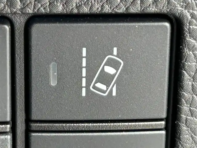 ホンダ Ｎ ＢＯＸ カスタム G EX ホンダセンシング 静岡県 2019(令1)年 1.9万km プラチナホワイトパール ホンダセンシング/・衝突軽減ブレーキ/・誤発進抑制機能/・アダクティブクルーズコントロール/・歩行者事故低減ステアリング/・先行車発進お知らせ機能/・車線維持支援システム/・オートハイビーム/・標識認識機能/・路外逸脱抑制機能/純正SDナビ/（FM/AM/CD/DVD/Bluetooth）/プッシュスタート/片側電動スライドドア/バックカメラ/オートライト/オートハイビーム/ビルトインETC/純正14AW/LEDヘッドライト/ウィンカーミラー/電動格納ミラー