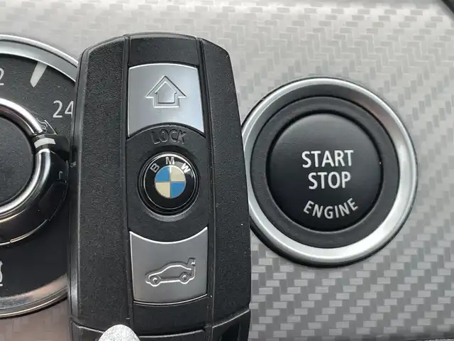 ＢＭＷ Ｚ４ sDrive20i 静岡県 2012(平24)年 1.8万km 黒 電動オープン/レッドレザー/Mスポーツパッケージ/・Mスポーツエアサスペンション/・スポーツレザーステアリングホイール/・アンソラジットルーフライニング/・Mライトアロイホイールスタースポークスタイリング/・スポーツシート/・アルミニウムカーボンインテリアトリム/・ドアシルプレート/・Mフットレスト/シートヒーター/純正ナビ/(FM/AM/AUX/CD/DVD)/ESC/HIDライト/純正18インチアルミホイール/純正フロアマット/オートライト/ETC/保証書/取扱説明書