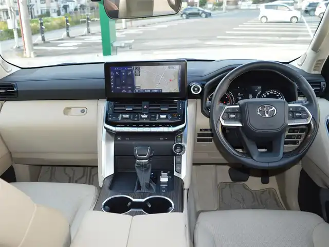 トヨタ ランドクルーザー ZX 栃木県 2024(令6)年 1.4万km プレシャスホワイトパール ワンオーナー/ディーラー点検記録簿/[R7]/Toyota Safety Sense/[プリクラッシュセーフティ/レーントレーシングアシスト/レーンディパーチャーアラート/オートマチックハイビーム/アダプティブハイビームシステム/ロードサインアシスト/先行車発進告知機能/プロアクティブドライビングシステム/ドライバー異常時対応システム]/レーダークルーズコントロール/ブラインドスポットモニター/ヘッドアップディスプレイ/パノラミックビューモニター/JBLプレミアムサウンドシステム/クリアランスソナー/ムーンルーフ/フルタイム4WD/マルチテレインセレクト/クロールコントロール/ダウンヒルアシストコントロール/リアクロストラフィックアラート/リアカメラディテクション/リアエンターテイメント/モデリスタエアロ/12.3インチマルチメディアディスプレイ[T-connect]/[フルセグ/AM/FM/CD/DVD/BT/Miracast]/オートライト/LEDヘッドライト/パワーシート[前席]/シートヒーター[前席]/パワーバックドア/クールBOX/指紋認証システム/エンジンイモビライザー/スペアキー×1/取扱説明書/保証書