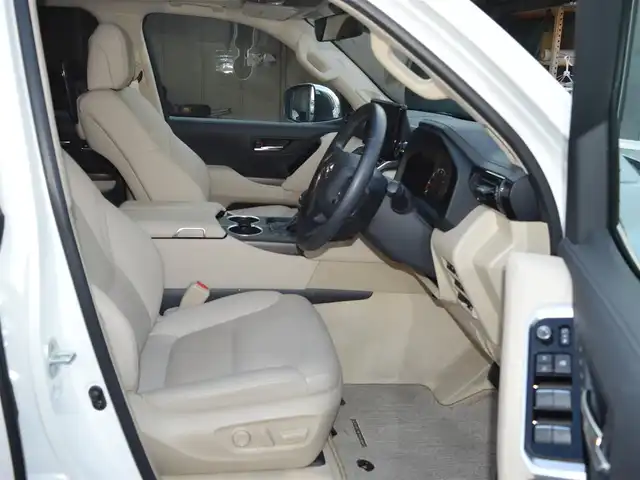 トヨタ ランドクルーザー ZX 栃木県 2024(令6)年 1.4万km プレシャスホワイトパール ワンオーナー/ディーラー点検記録簿/[R7]/Toyota Safety Sense/[プリクラッシュセーフティ/レーントレーシングアシスト/レーンディパーチャーアラート/オートマチックハイビーム/アダプティブハイビームシステム/ロードサインアシスト/先行車発進告知機能/プロアクティブドライビングシステム/ドライバー異常時対応システム]/レーダークルーズコントロール/ブラインドスポットモニター/ヘッドアップディスプレイ/パノラミックビューモニター/JBLプレミアムサウンドシステム/クリアランスソナー/ムーンルーフ/フルタイム4WD/マルチテレインセレクト/クロールコントロール/ダウンヒルアシストコントロール/リアクロストラフィックアラート/リアカメラディテクション/リアエンターテイメント/モデリスタエアロ/12.3インチマルチメディアディスプレイ[T-connect]/[フルセグ/AM/FM/CD/DVD/BT/Miracast]/オートライト/LEDヘッドライト/パワーシート[前席]/シートヒーター[前席]/パワーバックドア/クールBOX/指紋認証システム/エンジンイモビライザー/スペアキー×1/取扱説明書/保証書