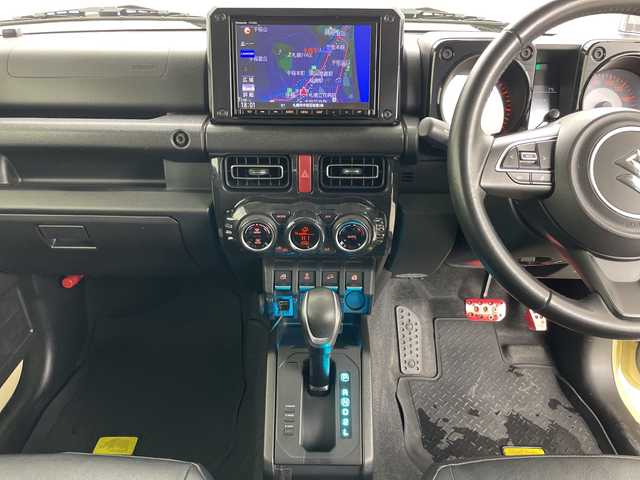 スズキ ジムニー シエラ JC 道央・札幌 2021(令3)年 4.2万km シフォンアイボリーメタリックブラック2トーンルーフ ・4WD/・純正8インチナビ&CD&DVD&BT&SD/・バック/フロントカメラ/・スズキセーフティサポート/・クルーズコントロール/・前席シートヒーター/・革調シートカバー/・社外360°ドライブレコーダー/・ステアリングスイッチ/・リフトアップ/・柿本改マフラー/・純正オプショングリル/・サイドアンダーガニッシュ/・純正フロアマット/・LEDヘッドライト/・オートライト/・モーターファームテールランプ/・モーターファーム16インチAW/・TOYOオープンカントリーM/T16インチタイヤ/・スマートキー/・スペアキー