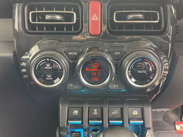 スズキ ジムニー シエラ JC 道央・札幌 2021(令3)年 4.2万km シフォンアイボリーメタリックブラック2トーンルーフ ・4WD/・純正8インチナビ&CD&DVD&BT&SD/・バック/フロントカメラ/・スズキセーフティサポート/・クルーズコントロール/・前席シートヒーター/・革調シートカバー/・社外360°ドライブレコーダー/・ステアリングスイッチ/・リフトアップ/・柿本改マフラー/・純正オプショングリル/・サイドアンダーガニッシュ/・純正フロアマット/・LEDヘッドライト/・オートライト/・モーターファームテールランプ/・モーターファーム16インチAW/・TOYOオープンカントリーM/T16インチタイヤ/・スマートキー/・スペアキー