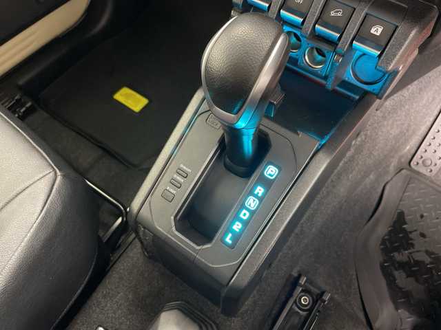 スズキ ジムニー シエラ JC 道央・札幌 2021(令3)年 4.2万km シフォンアイボリーメタリックブラック2トーンルーフ ・4WD/・純正8インチナビ&CD&DVD&BT&SD/・バック/フロントカメラ/・スズキセーフティサポート/・クルーズコントロール/・前席シートヒーター/・革調シートカバー/・社外360°ドライブレコーダー/・ステアリングスイッチ/・リフトアップ/・柿本改マフラー/・純正オプショングリル/・サイドアンダーガニッシュ/・純正フロアマット/・LEDヘッドライト/・オートライト/・モーターファームテールランプ/・モーターファーム16インチAW/・TOYOオープンカントリーM/T16インチタイヤ/・スマートキー/・スペアキー