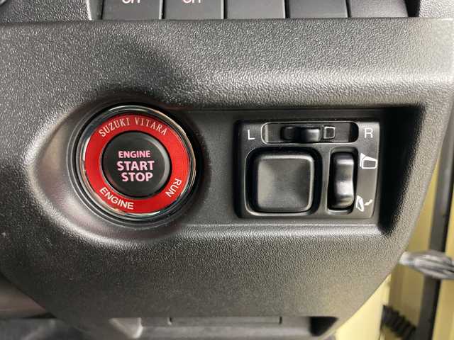 スズキ ジムニー シエラ JC 道央・札幌 2021(令3)年 4.2万km シフォンアイボリーメタリックブラック2トーンルーフ ・4WD/・純正8インチナビ&CD&DVD&BT&SD/・バック/フロントカメラ/・スズキセーフティサポート/・クルーズコントロール/・前席シートヒーター/・革調シートカバー/・社外360°ドライブレコーダー/・ステアリングスイッチ/・リフトアップ/・柿本改マフラー/・純正オプショングリル/・サイドアンダーガニッシュ/・純正フロアマット/・LEDヘッドライト/・オートライト/・モーターファームテールランプ/・モーターファーム16インチAW/・TOYOオープンカントリーM/T16インチタイヤ/・スマートキー/・スペアキー