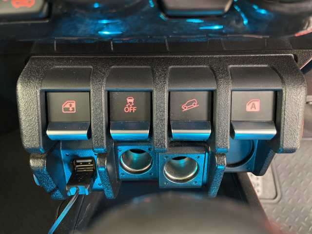 スズキ ジムニー シエラ JC 道央・札幌 2021(令3)年 4.2万km シフォンアイボリーメタリックブラック2トーンルーフ ・4WD/・純正8インチナビ&CD&DVD&BT&SD/・バック/フロントカメラ/・スズキセーフティサポート/・クルーズコントロール/・前席シートヒーター/・革調シートカバー/・社外360°ドライブレコーダー/・ステアリングスイッチ/・リフトアップ/・柿本改マフラー/・純正オプショングリル/・サイドアンダーガニッシュ/・純正フロアマット/・LEDヘッドライト/・オートライト/・モーターファームテールランプ/・モーターファーム16インチAW/・TOYOオープンカントリーM/T16インチタイヤ/・スマートキー/・スペアキー