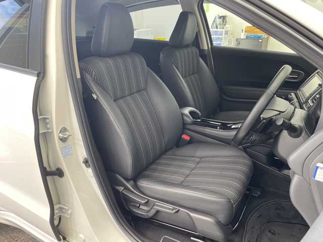 ホンダ ヴェゼル ハイブリッド 栃木県 2016(平28)年 4万km ホワイトオーキッドパール 社外グリル/純正ナビ(VXM-174VFXi)/(フルセグTV・Bluetooth・CD・DVD・USB)/バックカメラ/クルーズコントロール/ドライブレコーダー/ハーフレザーシート/前席シートヒーター/パドルシフト/電動パーキングブレーキ/オートホールド/電動格納ミラー/ドアバイザー/LEDヘッドライト/オートライト/フロントフォグランプ/プッシュスタート/スマートキー