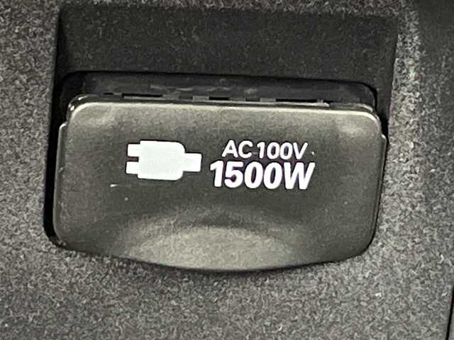 トヨタ プリウス Z 愛知県 2023(令5)年 4.5万km プラチナホワイトパールマイカ 禁煙車/ワンオーナー/純正12.3インチナビ/（AM/FM/Bluetooth/USB/フルセグTV）/全方位カメラ/AC100V電源/ワイヤレス充電/トヨタセーフティセンス/・プリクラッシュセーフティ/・レーントレーシングアシスト/・レーンディパーチャーアラート/・レーダークルーズコントロール/・オートマチックハイビーム/・ロードサインアシスト/・フロントクロストラフィックアラート/・レーンチェンジアシスト/・ブラインドスポットモニター/パーキングアシスト/デジタルインナーミラー/ETC2.0/ドライブレコーダー（ナビ内蔵）/シートヒーター/シートベンチレーション/ステアリングヒーター/パワーバックドア/純正19インチアルミホイール/スマートキー/プッシュスタート/LEDヘッドライト/オートライト/純正フロアマット/横滑り防止装置/オートホールド/電子パーキングブレーキ/電動格納ミラー