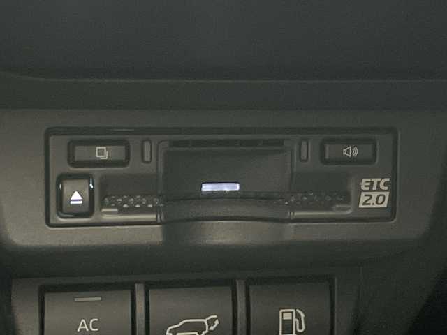 トヨタ プリウス Z 愛知県 2023(令5)年 4.5万km プラチナホワイトパールマイカ 禁煙車/ワンオーナー/純正12.3インチナビ/（AM/FM/Bluetooth/USB/フルセグTV）/全方位カメラ/AC100V電源/ワイヤレス充電/トヨタセーフティセンス/・プリクラッシュセーフティ/・レーントレーシングアシスト/・レーンディパーチャーアラート/・レーダークルーズコントロール/・オートマチックハイビーム/・ロードサインアシスト/・フロントクロストラフィックアラート/・レーンチェンジアシスト/・ブラインドスポットモニター/パーキングアシスト/デジタルインナーミラー/ETC2.0/ドライブレコーダー（ナビ内蔵）/シートヒーター/シートベンチレーション/ステアリングヒーター/パワーバックドア/純正19インチアルミホイール/スマートキー/プッシュスタート/LEDヘッドライト/オートライト/純正フロアマット/横滑り防止装置/オートホールド/電子パーキングブレーキ/電動格納ミラー