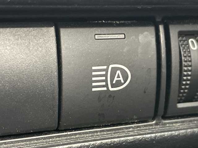 トヨタ プリウス Z 愛知県 2023(令5)年 4.5万km プラチナホワイトパールマイカ 禁煙車/ワンオーナー/純正12.3インチナビ/（AM/FM/Bluetooth/USB/フルセグTV）/全方位カメラ/AC100V電源/ワイヤレス充電/トヨタセーフティセンス/・プリクラッシュセーフティ/・レーントレーシングアシスト/・レーンディパーチャーアラート/・レーダークルーズコントロール/・オートマチックハイビーム/・ロードサインアシスト/・フロントクロストラフィックアラート/・レーンチェンジアシスト/・ブラインドスポットモニター/パーキングアシスト/デジタルインナーミラー/ETC2.0/ドライブレコーダー（ナビ内蔵）/シートヒーター/シートベンチレーション/ステアリングヒーター/パワーバックドア/純正19インチアルミホイール/スマートキー/プッシュスタート/LEDヘッドライト/オートライト/純正フロアマット/横滑り防止装置/オートホールド/電子パーキングブレーキ/電動格納ミラー