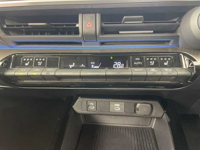 トヨタ プリウス Z 愛知県 2023(令5)年 4.5万km プラチナホワイトパールマイカ 禁煙車/ワンオーナー/純正12.3インチナビ/（AM/FM/Bluetooth/USB/フルセグTV）/全方位カメラ/AC100V電源/ワイヤレス充電/トヨタセーフティセンス/・プリクラッシュセーフティ/・レーントレーシングアシスト/・レーンディパーチャーアラート/・レーダークルーズコントロール/・オートマチックハイビーム/・ロードサインアシスト/・フロントクロストラフィックアラート/・レーンチェンジアシスト/・ブラインドスポットモニター/パーキングアシスト/デジタルインナーミラー/ETC2.0/ドライブレコーダー（ナビ内蔵）/シートヒーター/シートベンチレーション/ステアリングヒーター/パワーバックドア/純正19インチアルミホイール/スマートキー/プッシュスタート/LEDヘッドライト/オートライト/純正フロアマット/横滑り防止装置/オートホールド/電子パーキングブレーキ/電動格納ミラー