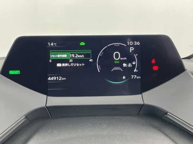 トヨタ プリウス Z 愛知県 2023(令5)年 4.5万km プラチナホワイトパールマイカ 禁煙車/ワンオーナー/純正12.3インチナビ/（AM/FM/Bluetooth/USB/フルセグTV）/全方位カメラ/AC100V電源/ワイヤレス充電/トヨタセーフティセンス/・プリクラッシュセーフティ/・レーントレーシングアシスト/・レーンディパーチャーアラート/・レーダークルーズコントロール/・オートマチックハイビーム/・ロードサインアシスト/・フロントクロストラフィックアラート/・レーンチェンジアシスト/・ブラインドスポットモニター/パーキングアシスト/デジタルインナーミラー/ETC2.0/ドライブレコーダー（ナビ内蔵）/シートヒーター/シートベンチレーション/ステアリングヒーター/パワーバックドア/純正19インチアルミホイール/スマートキー/プッシュスタート/LEDヘッドライト/オートライト/純正フロアマット/横滑り防止装置/オートホールド/電子パーキングブレーキ/電動格納ミラー