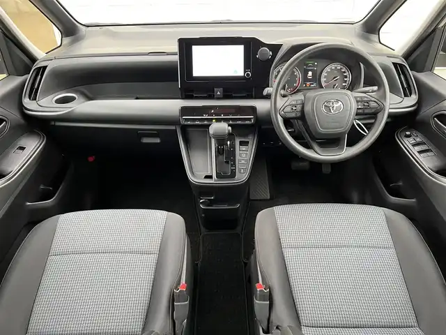 トヨタ ノア X 栃木県 2022(令4)年 2.3万km スティールブロンドM ワンオーナー/純正8型ディスプレイオーディオ/Bluetooth　CD　DVD　コネクティッドナビ対応/フルセグTV/バックカメラ/クリアランスソナー/・セーフティセンス/・プリクラッシュセーフティ/・レーンディパーチャーアラート/・オートマチックハイビーム/・ドライバー異常時対応システム/・プロアクティブドライビングアシスト/・発進遅れ告知機能/・レーントレーシングアシスト/・ロードサインアシスト/・パーキングサポートブレーキ/リフレクター式LEDヘッドランプ/ステアリングスイッチ/2列目アームレスト付キャプテンシート/折畳式サイドテーブル/レーベン16インチアルミホイール/オートライト/禁煙車/電子パーキングブレーキ/オートブレーキホールド