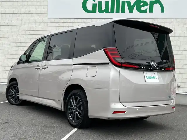 トヨタ ノア X 栃木県 2022(令4)年 2.3万km スティールブロンドM ワンオーナー/純正8型ディスプレイオーディオ/Bluetooth　CD　DVD　コネクティッドナビ対応/フルセグTV/バックカメラ/クリアランスソナー/・セーフティセンス/・プリクラッシュセーフティ/・レーンディパーチャーアラート/・オートマチックハイビーム/・ドライバー異常時対応システム/・プロアクティブドライビングアシスト/・発進遅れ告知機能/・レーントレーシングアシスト/・ロードサインアシスト/・パーキングサポートブレーキ/リフレクター式LEDヘッドランプ/ステアリングスイッチ/2列目アームレスト付キャプテンシート/折畳式サイドテーブル/レーベン16インチアルミホイール/オートライト/禁煙車/電子パーキングブレーキ/オートブレーキホールド