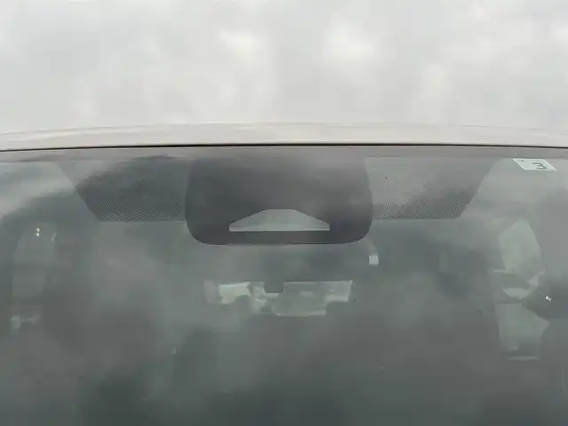 トヨタ ノア X 栃木県 2022(令4)年 2.3万km スティールブロンドM ワンオーナー/純正8型ディスプレイオーディオ/Bluetooth　CD　DVD　コネクティッドナビ対応/フルセグTV/バックカメラ/クリアランスソナー/・セーフティセンス/・プリクラッシュセーフティ/・レーンディパーチャーアラート/・オートマチックハイビーム/・ドライバー異常時対応システム/・プロアクティブドライビングアシスト/・発進遅れ告知機能/・レーントレーシングアシスト/・ロードサインアシスト/・パーキングサポートブレーキ/リフレクター式LEDヘッドランプ/ステアリングスイッチ/2列目アームレスト付キャプテンシート/折畳式サイドテーブル/レーベン16インチアルミホイール/オートライト/禁煙車/電子パーキングブレーキ/オートブレーキホールド
