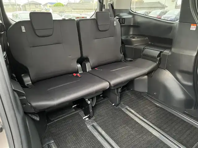 トヨタ ノア X 栃木県 2022(令4)年 2.3万km スティールブロンドM ワンオーナー/純正8型ディスプレイオーディオ/Bluetooth　CD　DVD　コネクティッドナビ対応/フルセグTV/バックカメラ/クリアランスソナー/・セーフティセンス/・プリクラッシュセーフティ/・レーンディパーチャーアラート/・オートマチックハイビーム/・ドライバー異常時対応システム/・プロアクティブドライビングアシスト/・発進遅れ告知機能/・レーントレーシングアシスト/・ロードサインアシスト/・パーキングサポートブレーキ/リフレクター式LEDヘッドランプ/ステアリングスイッチ/2列目アームレスト付キャプテンシート/折畳式サイドテーブル/レーベン16インチアルミホイール/オートライト/禁煙車/電子パーキングブレーキ/オートブレーキホールド