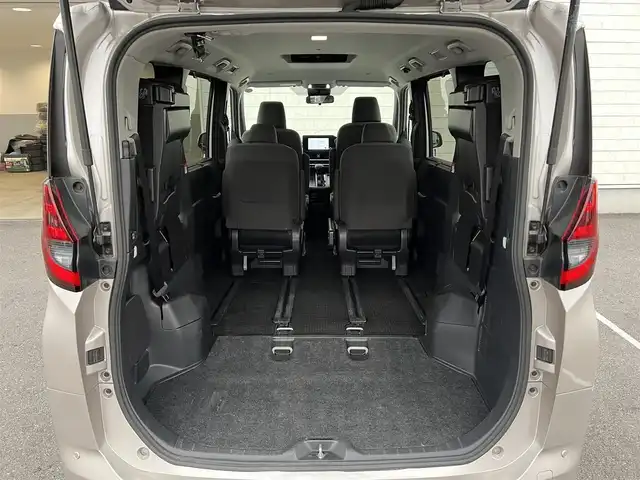 トヨタ ノア X 栃木県 2022(令4)年 2.3万km スティールブロンドM ワンオーナー/純正8型ディスプレイオーディオ/Bluetooth　CD　DVD　コネクティッドナビ対応/フルセグTV/バックカメラ/クリアランスソナー/・セーフティセンス/・プリクラッシュセーフティ/・レーンディパーチャーアラート/・オートマチックハイビーム/・ドライバー異常時対応システム/・プロアクティブドライビングアシスト/・発進遅れ告知機能/・レーントレーシングアシスト/・ロードサインアシスト/・パーキングサポートブレーキ/リフレクター式LEDヘッドランプ/ステアリングスイッチ/2列目アームレスト付キャプテンシート/折畳式サイドテーブル/レーベン16インチアルミホイール/オートライト/禁煙車/電子パーキングブレーキ/オートブレーキホールド