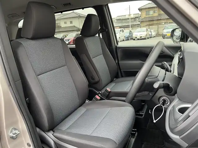 トヨタ ノア X 栃木県 2022(令4)年 2.3万km スティールブロンドM ワンオーナー/純正8型ディスプレイオーディオ/Bluetooth　CD　DVD　コネクティッドナビ対応/フルセグTV/バックカメラ/クリアランスソナー/・セーフティセンス/・プリクラッシュセーフティ/・レーンディパーチャーアラート/・オートマチックハイビーム/・ドライバー異常時対応システム/・プロアクティブドライビングアシスト/・発進遅れ告知機能/・レーントレーシングアシスト/・ロードサインアシスト/・パーキングサポートブレーキ/リフレクター式LEDヘッドランプ/ステアリングスイッチ/2列目アームレスト付キャプテンシート/折畳式サイドテーブル/レーベン16インチアルミホイール/オートライト/禁煙車/電子パーキングブレーキ/オートブレーキホールド
