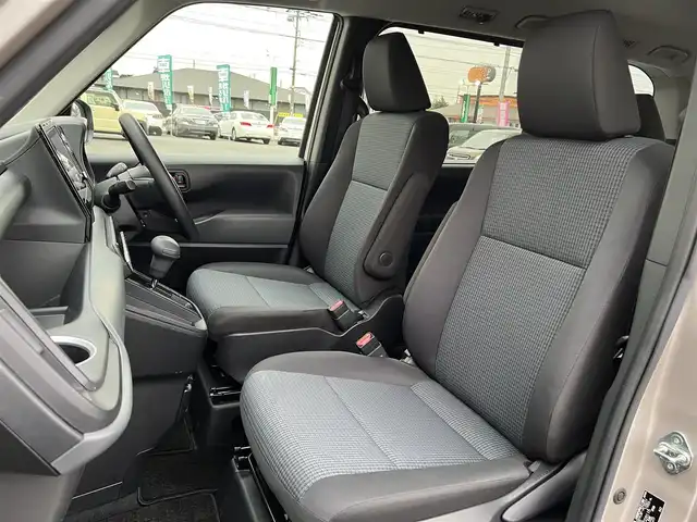 トヨタ ノア X 栃木県 2022(令4)年 2.3万km スティールブロンドM ワンオーナー/純正8型ディスプレイオーディオ/Bluetooth　CD　DVD　コネクティッドナビ対応/フルセグTV/バックカメラ/クリアランスソナー/・セーフティセンス/・プリクラッシュセーフティ/・レーンディパーチャーアラート/・オートマチックハイビーム/・ドライバー異常時対応システム/・プロアクティブドライビングアシスト/・発進遅れ告知機能/・レーントレーシングアシスト/・ロードサインアシスト/・パーキングサポートブレーキ/リフレクター式LEDヘッドランプ/ステアリングスイッチ/2列目アームレスト付キャプテンシート/折畳式サイドテーブル/レーベン16インチアルミホイール/オートライト/禁煙車/電子パーキングブレーキ/オートブレーキホールド