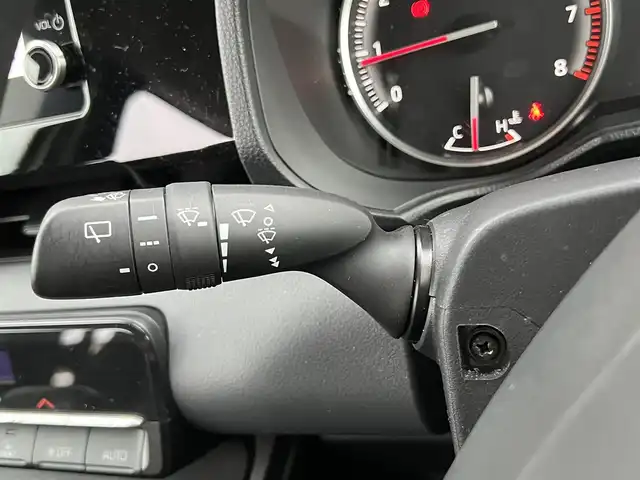 トヨタ ノア X 栃木県 2022(令4)年 2.3万km スティールブロンドM ワンオーナー/純正8型ディスプレイオーディオ/Bluetooth　CD　DVD　コネクティッドナビ対応/フルセグTV/バックカメラ/クリアランスソナー/・セーフティセンス/・プリクラッシュセーフティ/・レーンディパーチャーアラート/・オートマチックハイビーム/・ドライバー異常時対応システム/・プロアクティブドライビングアシスト/・発進遅れ告知機能/・レーントレーシングアシスト/・ロードサインアシスト/・パーキングサポートブレーキ/リフレクター式LEDヘッドランプ/ステアリングスイッチ/2列目アームレスト付キャプテンシート/折畳式サイドテーブル/レーベン16インチアルミホイール/オートライト/禁煙車/電子パーキングブレーキ/オートブレーキホールド