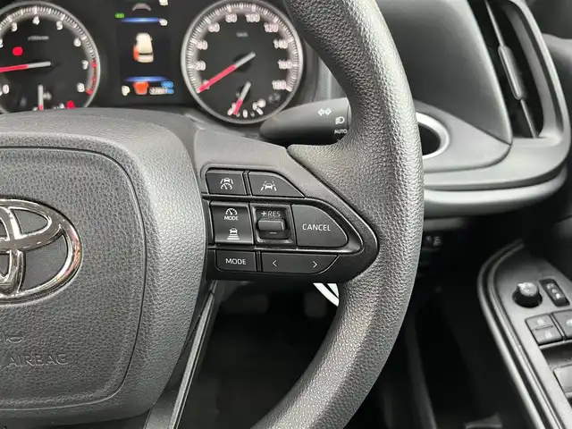 トヨタ ノア X 栃木県 2022(令4)年 2.3万km スティールブロンドM ワンオーナー/純正8型ディスプレイオーディオ/Bluetooth　CD　DVD　コネクティッドナビ対応/フルセグTV/バックカメラ/クリアランスソナー/・セーフティセンス/・プリクラッシュセーフティ/・レーンディパーチャーアラート/・オートマチックハイビーム/・ドライバー異常時対応システム/・プロアクティブドライビングアシスト/・発進遅れ告知機能/・レーントレーシングアシスト/・ロードサインアシスト/・パーキングサポートブレーキ/リフレクター式LEDヘッドランプ/ステアリングスイッチ/2列目アームレスト付キャプテンシート/折畳式サイドテーブル/レーベン16インチアルミホイール/オートライト/禁煙車/電子パーキングブレーキ/オートブレーキホールド