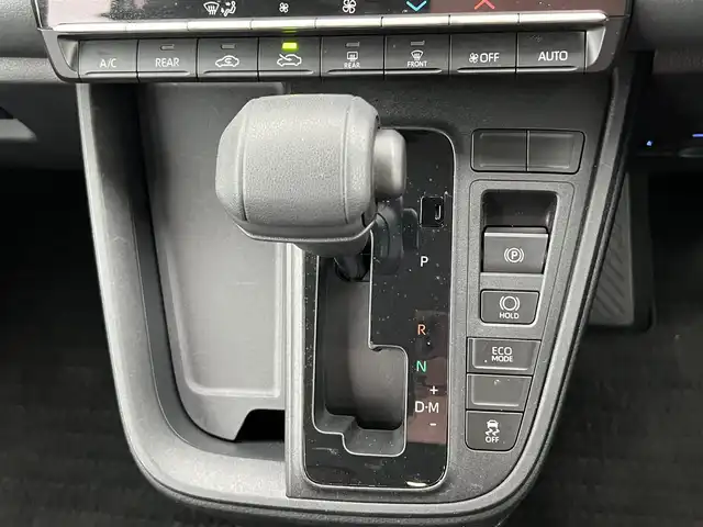 トヨタ ノア X 栃木県 2022(令4)年 2.3万km スティールブロンドM ワンオーナー/純正8型ディスプレイオーディオ/Bluetooth　CD　DVD　コネクティッドナビ対応/フルセグTV/バックカメラ/クリアランスソナー/・セーフティセンス/・プリクラッシュセーフティ/・レーンディパーチャーアラート/・オートマチックハイビーム/・ドライバー異常時対応システム/・プロアクティブドライビングアシスト/・発進遅れ告知機能/・レーントレーシングアシスト/・ロードサインアシスト/・パーキングサポートブレーキ/リフレクター式LEDヘッドランプ/ステアリングスイッチ/2列目アームレスト付キャプテンシート/折畳式サイドテーブル/レーベン16インチアルミホイール/オートライト/禁煙車/電子パーキングブレーキ/オートブレーキホールド