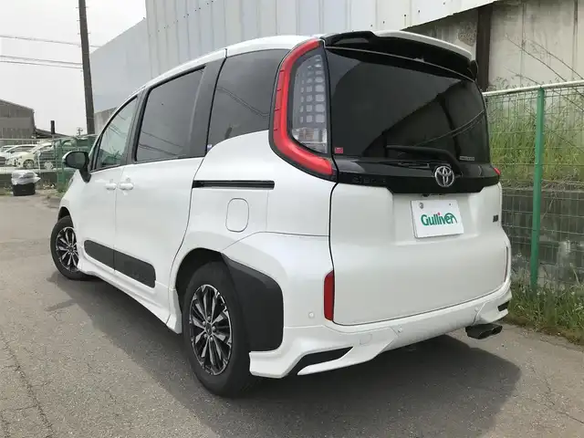トヨタ シエンタ ハイブリッド 愛知県 2022(令4)年 7.4万km ホワイトパールクリスタルシャイン 純正10.5型ナビ/　(AppleCarPlay、AndroidAuto対応)/フルセグTV/ハンズフリーパワースライドドア(両側)/パノラミックビューモニター/ビルトインETC2.0/レーダークルーズコントロール/クリアランスソナー/セーフティセンス/・プリクラッシュセーフティ/・レーントレーシングアシスト/・レーンディパーチャーアラート/・アダプティブハイビームシステム/・ロードサインアシスト/・ドライバー異常時対応システム/・プロアクティブドライビングアシスト/・発進遅れ告知機能/パーキングサポートブレーキ/ブラインドスポットモニター/Bi-BeamLEDヘッドランプ/本革巻きステアリング/ステアリングヒーター/消臭撥水撥油機能付ファブリックシート/前席シートヒーター/モデリスタ15インチアルミホイール/モデリスタエアロ(F/S/R)/スマートエントリー/スタートシステム/禁煙車